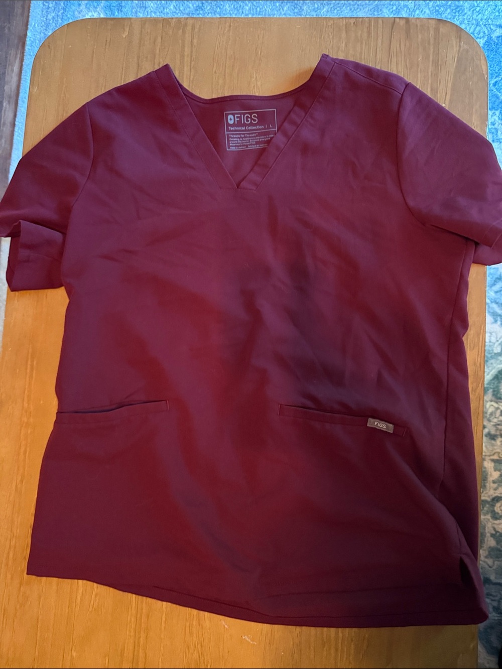 Figs Women’s 2 pocket V-Neck Top in Burgundy